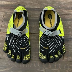 Vibram five fingers shoes size 43cm